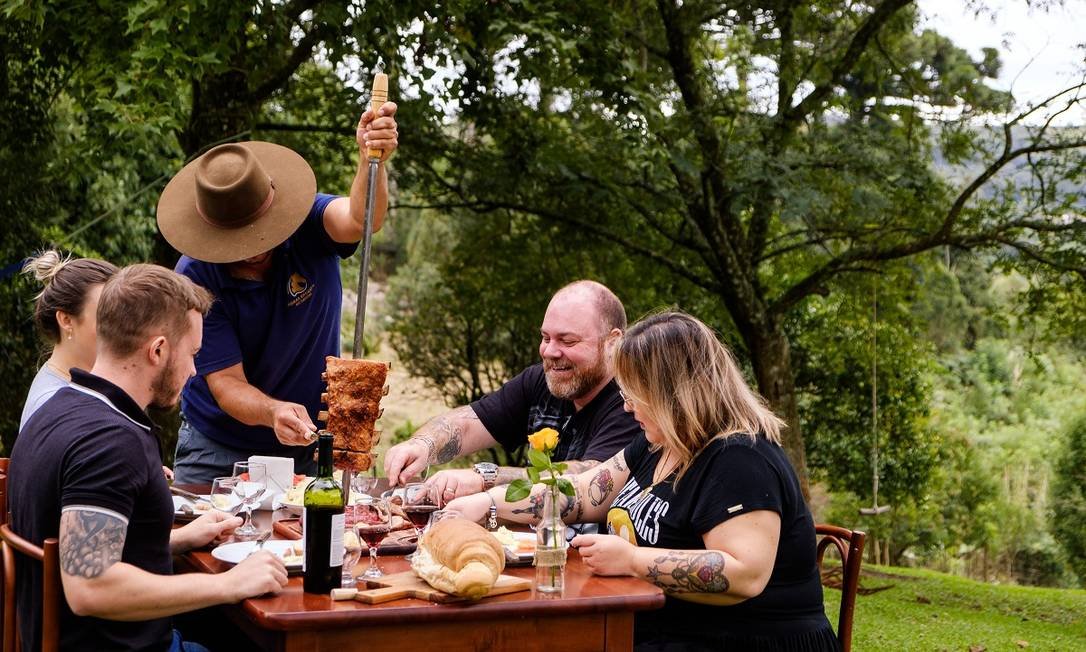 Mesa ao ar livre com churrasco e produtos coloniais